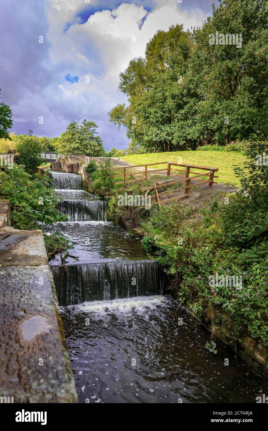 L'ancienne écluse double, qui donne de nouveau sur la jonction avec la branche de Blackbrook sur le vieux canal Sankey à Blackbrook, à St. Helens Merseyside. Pièce Banque D'Images