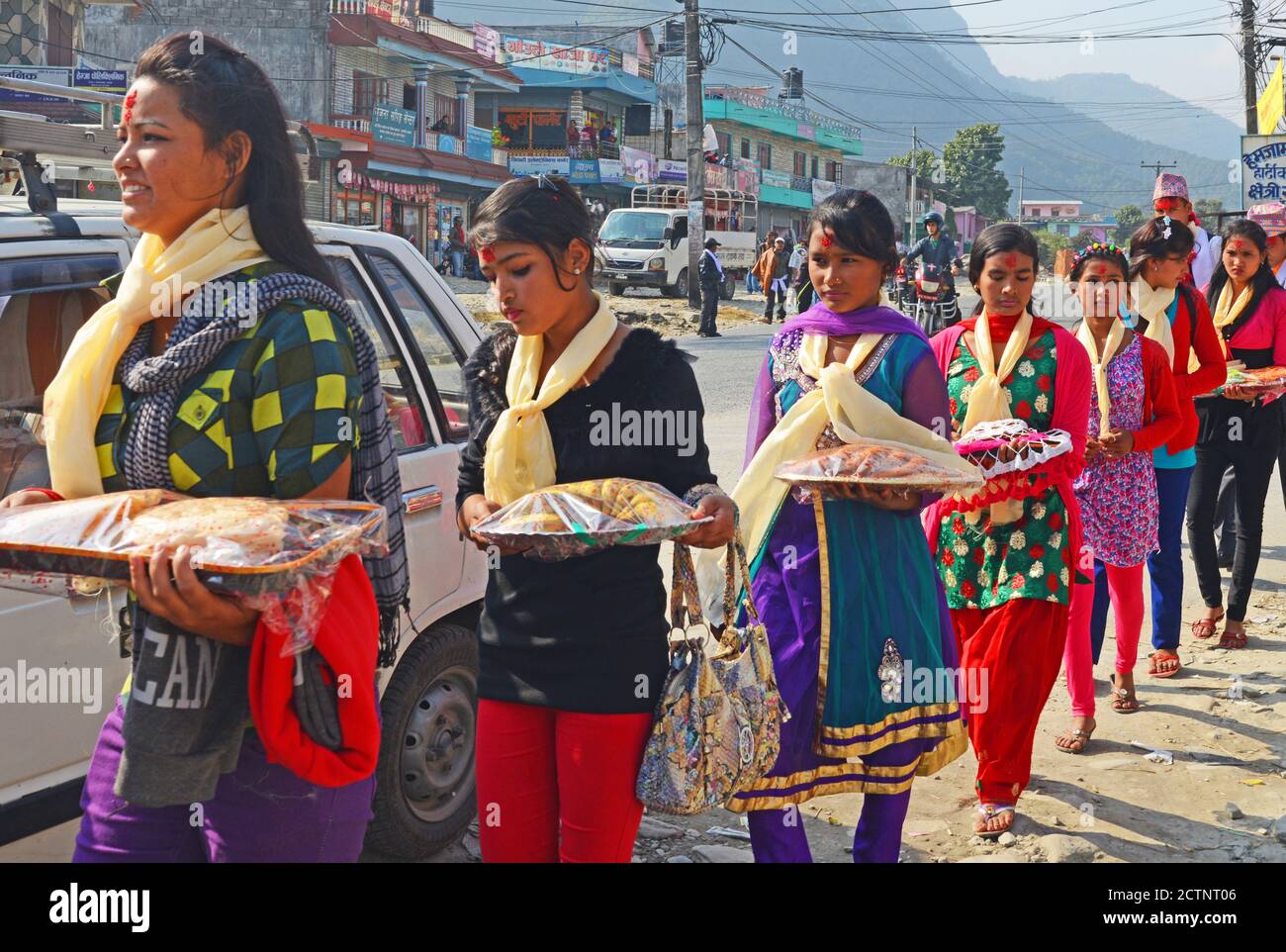 Jeunes femmes marchant dans la rue, épouses présentes pour un mariage, vallée de Pokhara, Népal Banque D'Images
