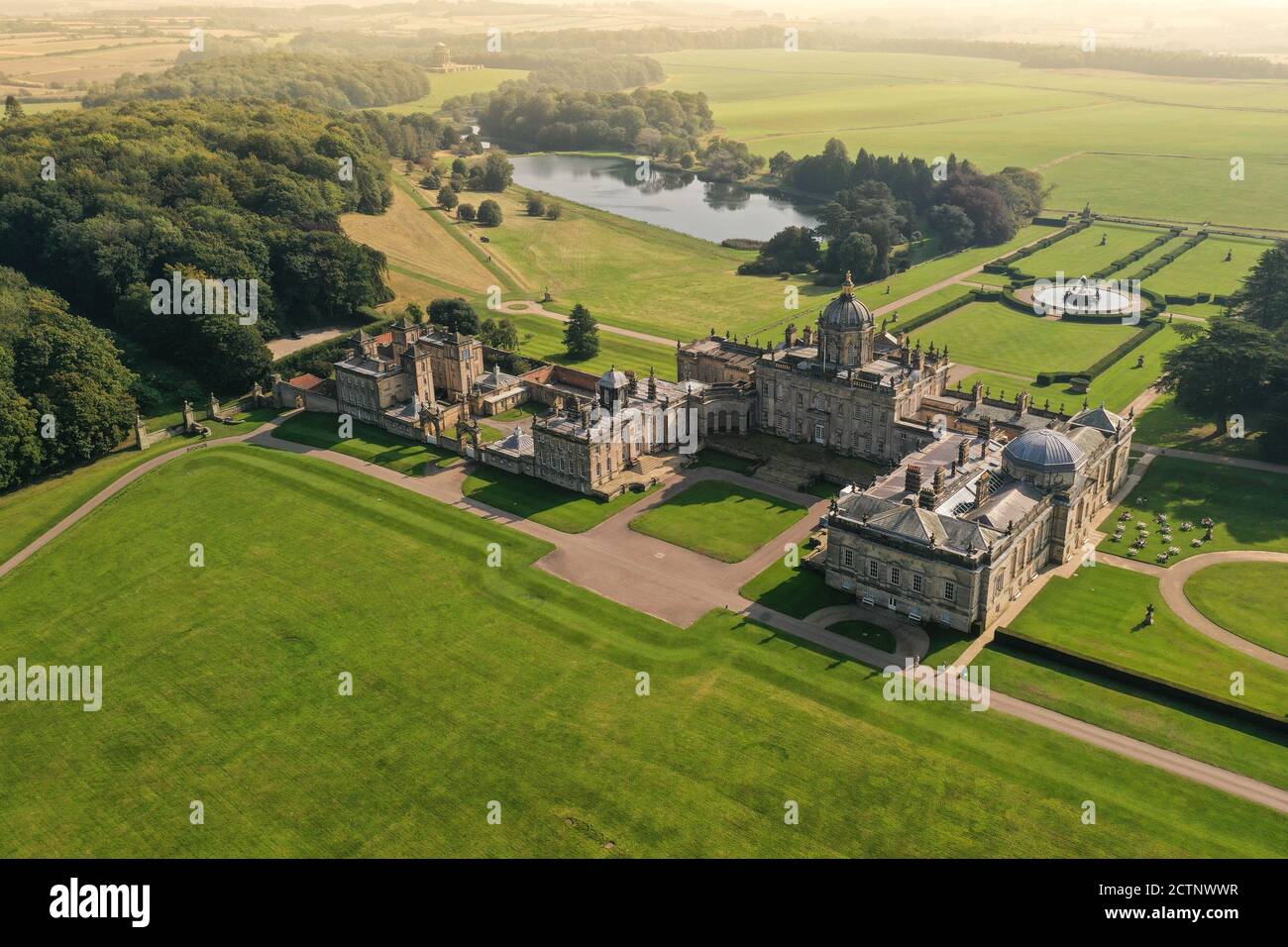 CASTLE HOWARD, YORKSHIRE, ROYAUME-UNI, - 22 SEPTEMBRE 2020. Un paysage de drone aérien du château Howard Estate dans les Howardian Hills près de York, Royaume-Uni Banque D'Images