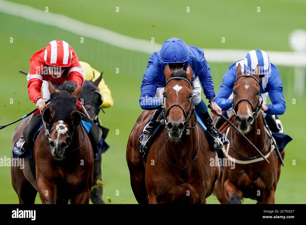 La Barrosa, criblée par le jockey William Buick (au centre), remporte les enjeux des Tattersalls de David Egan et Dark Lion (rouge) au cours du premier jour de la réunion de Cambridgeshire à l'hippodrome de Newmarket. Banque D'Images