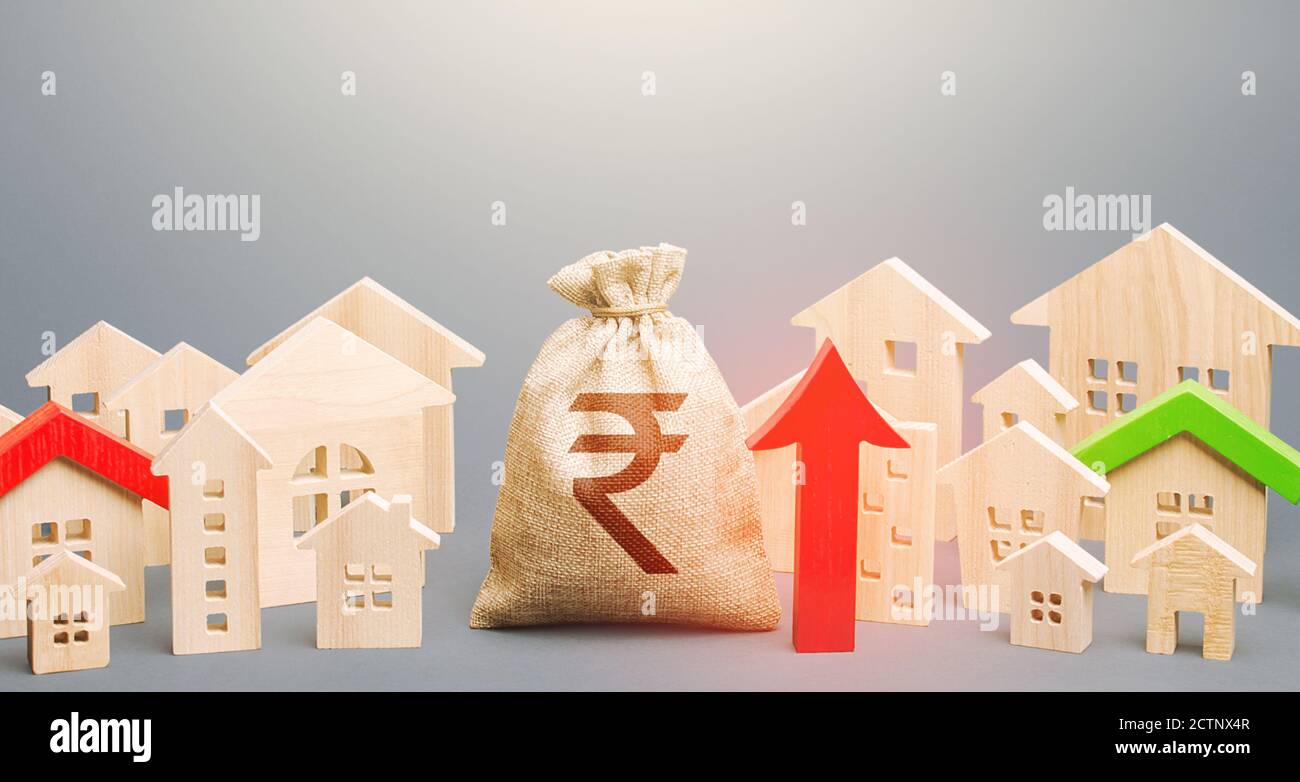 Sac d'argent de roupie indienne et une ville de personnages de maison et rouge flèche vers le haut. Reprise et croissance des prix de l'immobilier, forte demande. Investissements. Augmentation du régime Banque D'Images