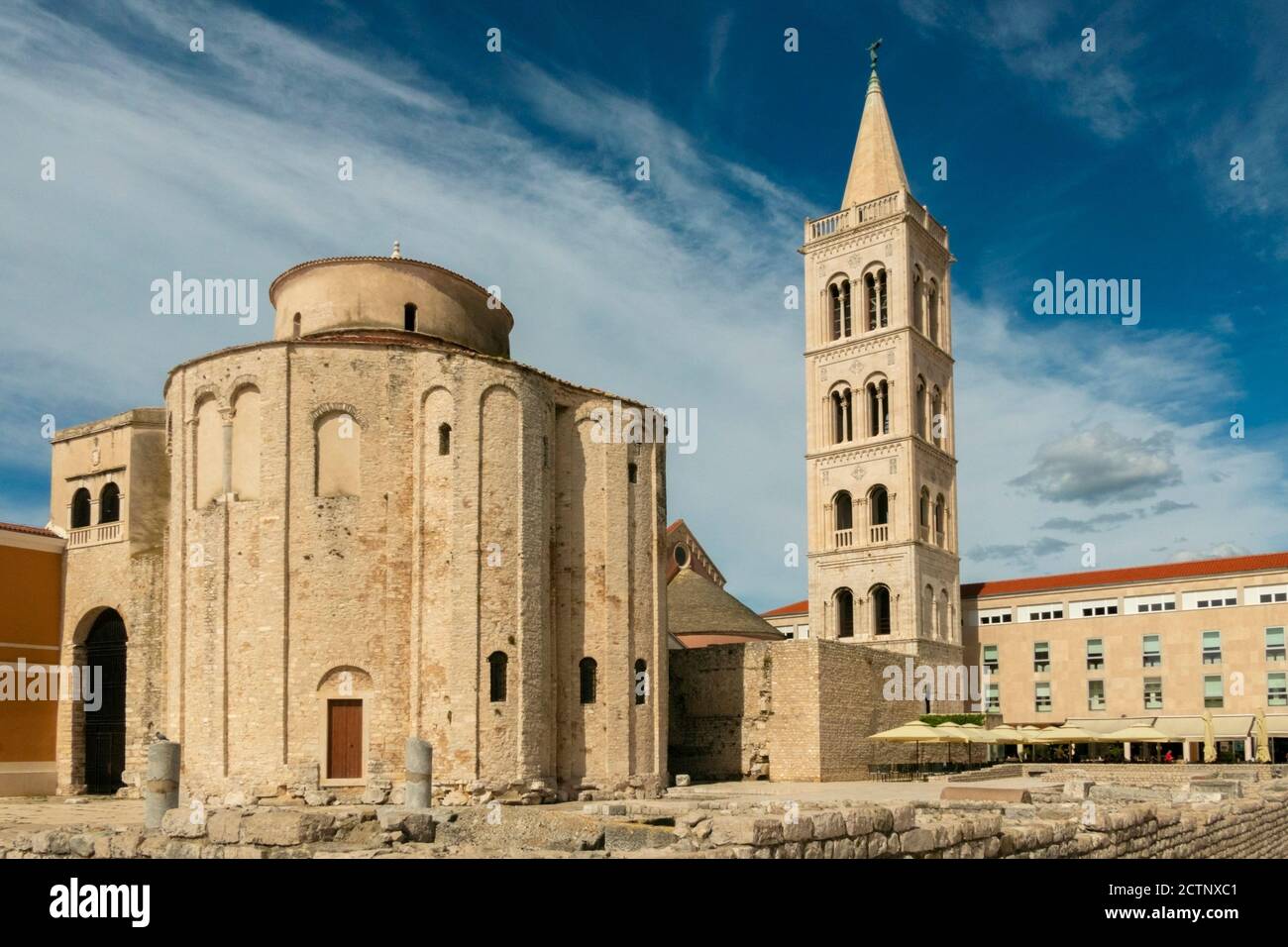 Eglise Saint-Donatus et la Tour du clocher de la cathédrale de Zadar, célèbre point de repère de la Croatie, région adriatique de la Dalmatie. Vestiges du forum romain. Banque D'Images