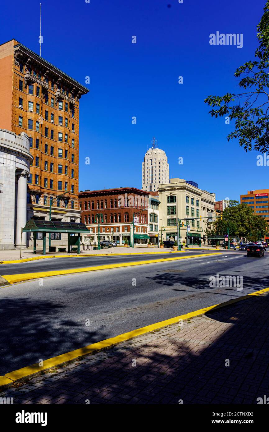 Reading, PA, USA - 19 septembre 2020 : une vue sur le paysage urbain de Penn Street dans le centre-ville de Reading, Berks County, PA. Banque D'Images