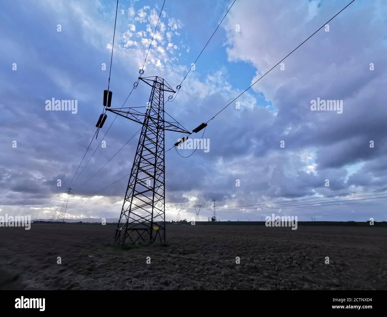 pylône haute tension sur fond de nuages dans les collines de toscane livourne. Photo de haute qualité Banque D'Images