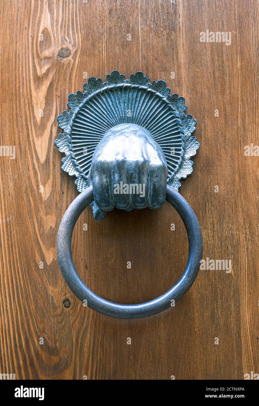 poignée de porte en métal avec anneau de verrouillage de la main. Photo de  haute qualité Photo Stock - Alamy