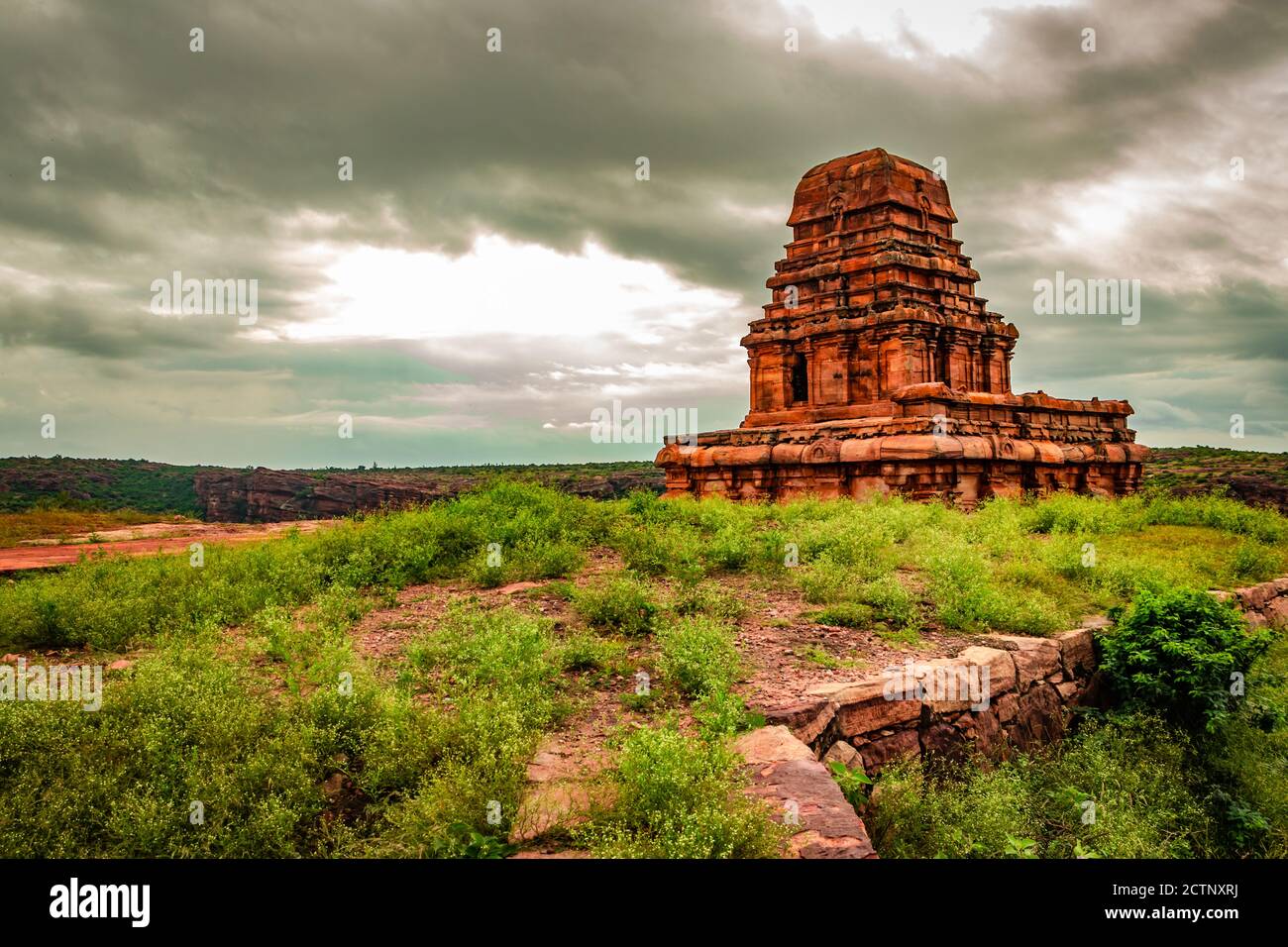 ancien temple en pierre isolé avec un ciel spectaculaire le matin l'image du ciel plat est prise à la shivalaya supérieure nord fort temple badami karnataka i Banque D'Images