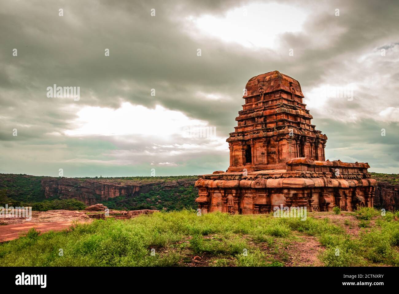 ancien temple en pierre isolé avec un ciel spectaculaire le matin l'image du ciel plat est prise à la shivalaya supérieure nord fort temple badami karnataka i Banque D'Images