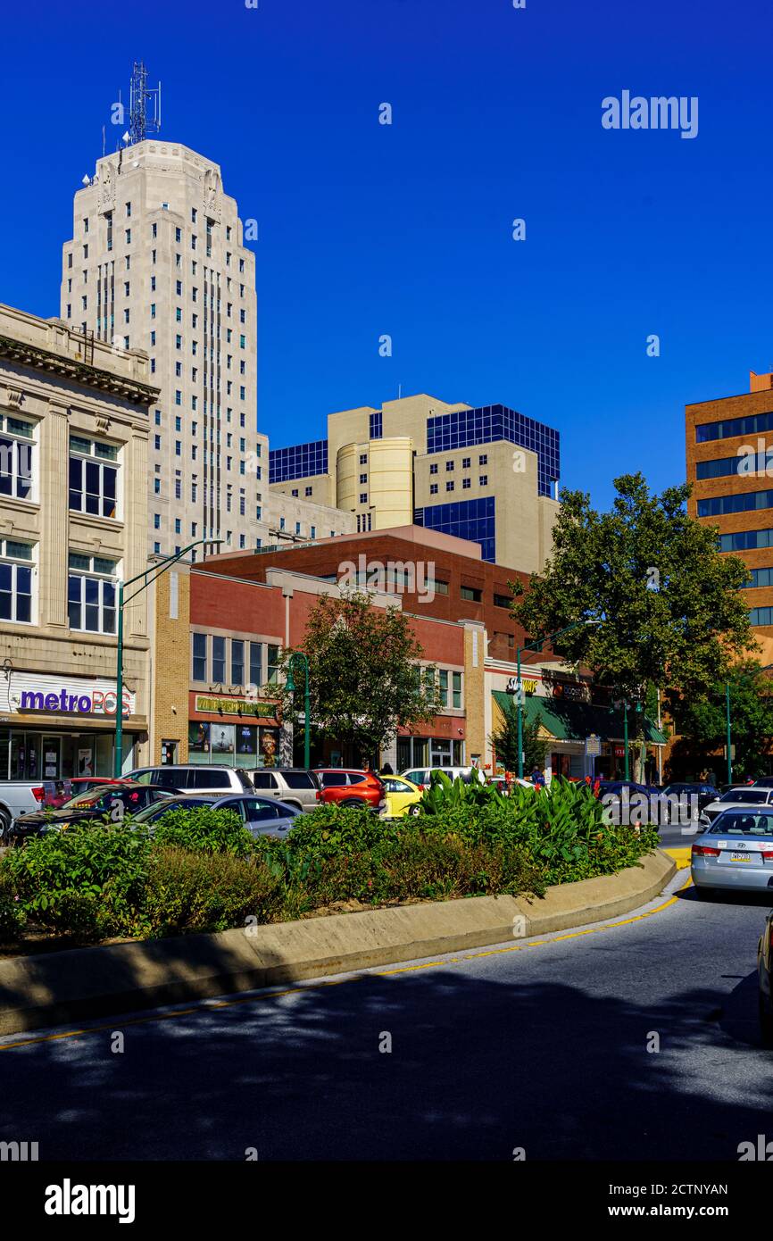 Reading, PA, USA - 19 septembre 2020 : une vue sur le paysage urbain de Penn Street dans le centre-ville de Reading, Berks County, PA. Banque D'Images