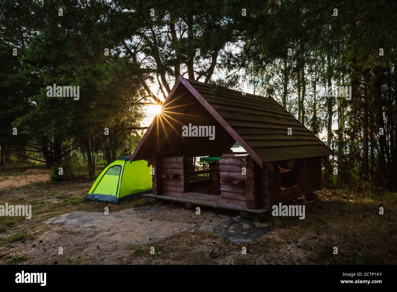 Tente à côté de la cabine en bois aux lacs de Braslaw, Biélorussie. Banque D'Images