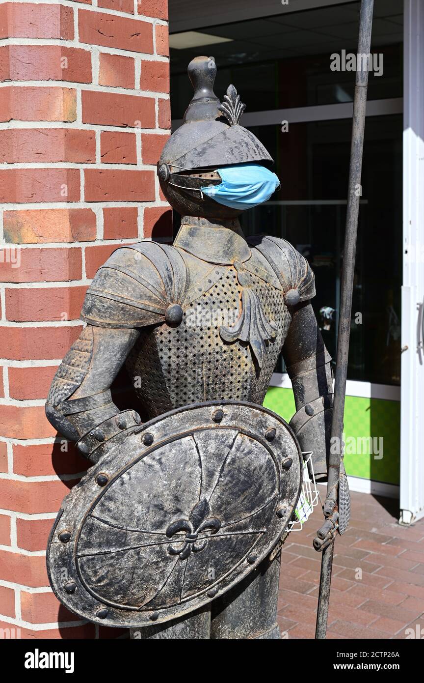 L'armure de chevalier porte un masque de visage Banque D'Images