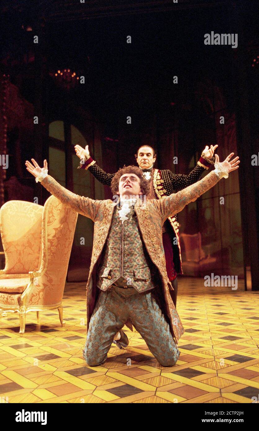 Michael Sheen (Wolfgang Amadeus Mozart), David Suchet (Antonio Salieri) dans AMADEUS par Peter Shaffer au Old Vic Theatre, Londres SE1 21/10/1998 conception: Bill Dudley réalisateur: Peter Hall Banque D'Images
