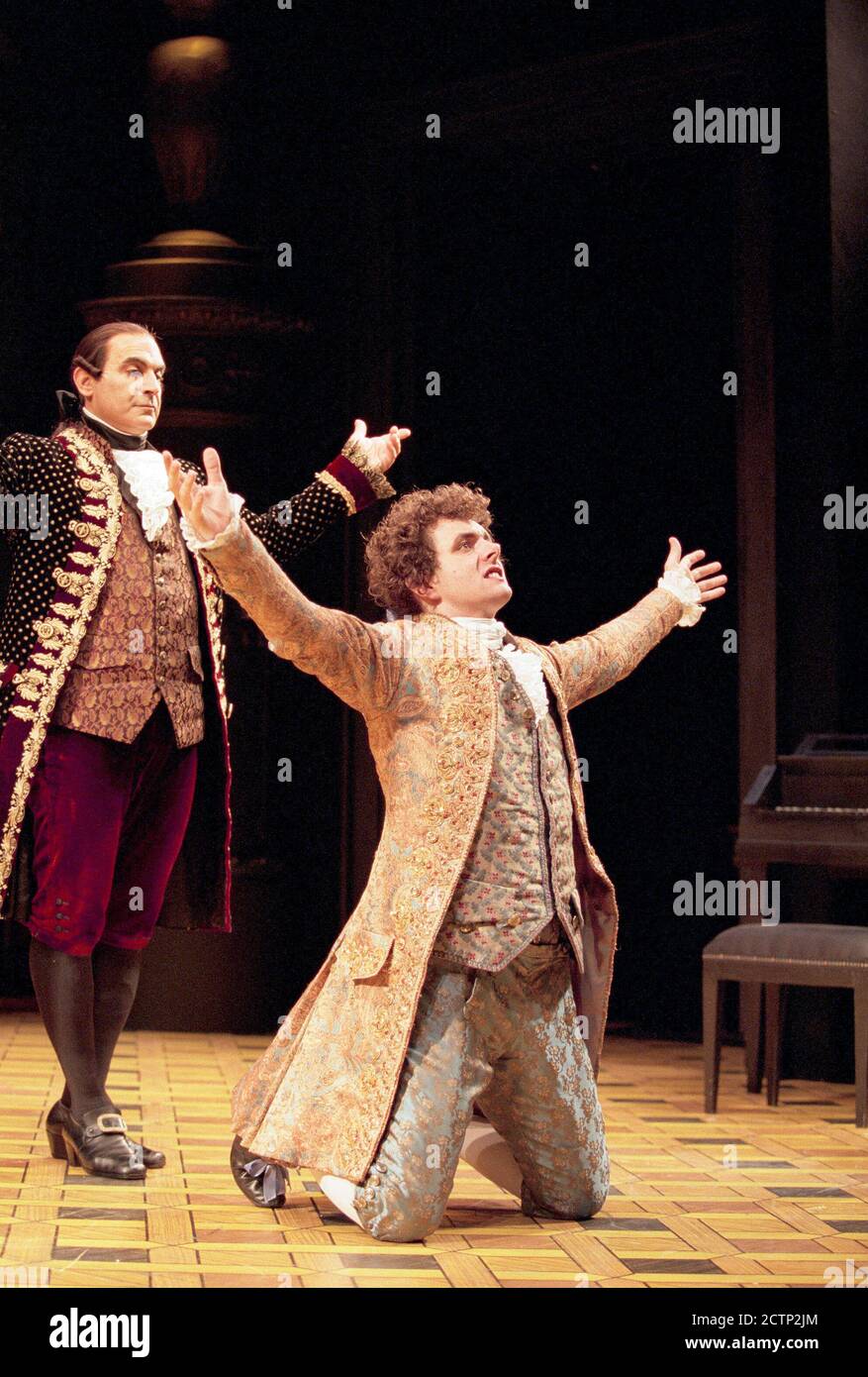 l-r: David Suchet (Antonio Salieri), Michael Sheen (Wolfgang Amadeus Mozart) dans AMADEUS par Peter Shaffer au Old Vic Theatre, Londres SE1 21/10/1998 conception: Bill Dudley réalisateur: Peter Hall Banque D'Images