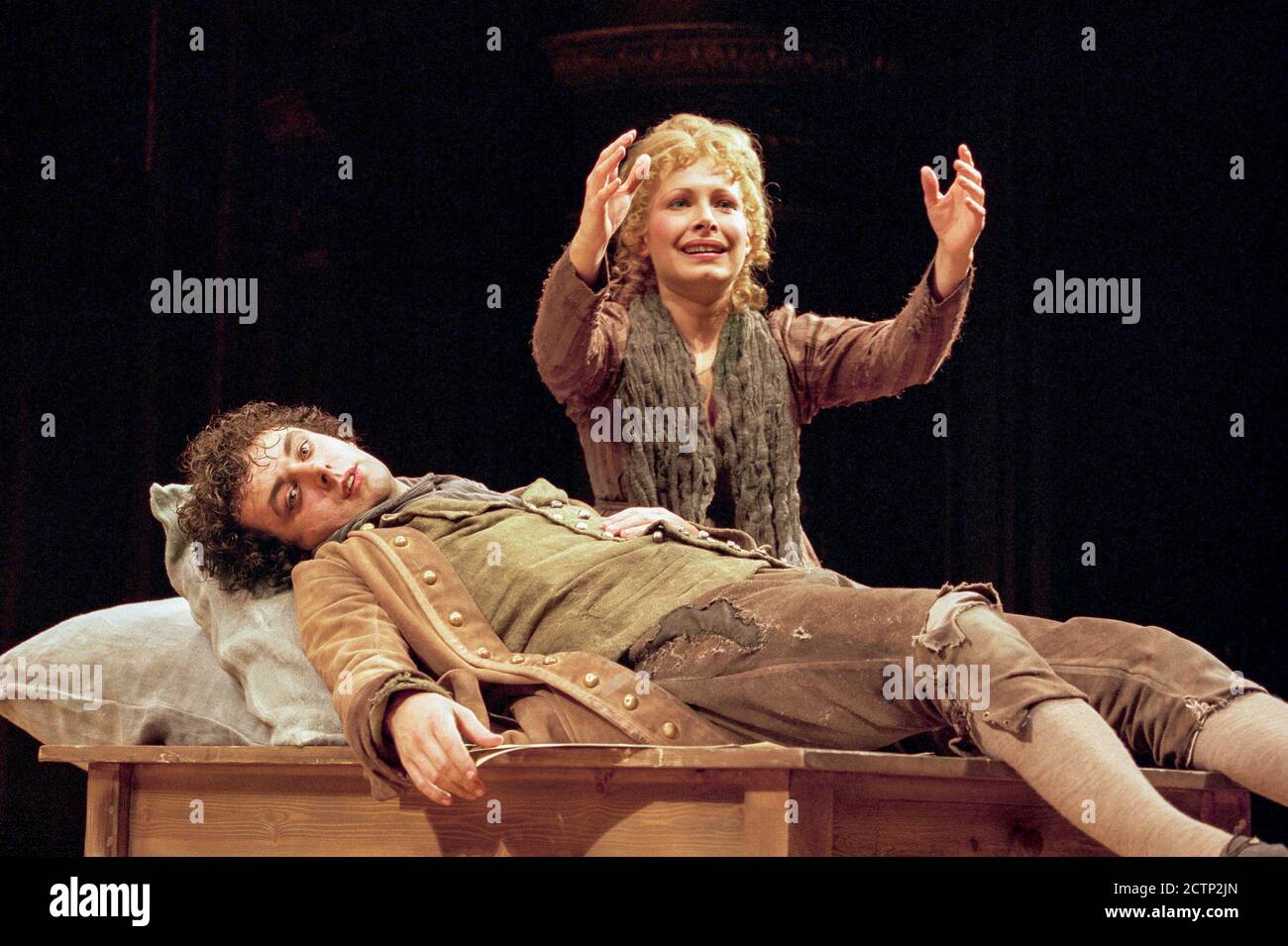 Michael Sheen (Wolfgang Amadeus Mozart), Lucy Whybrow (Constanze Weber) dans AMADEUS par Peter Shaffer au Old Vic Theatre, Londres SE1 21/10/1998 conception: Bill Dudley réalisateur: Peter Hall Banque D'Images