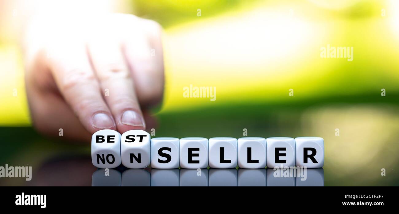 La main tourne les dés et change l'expression 'non-vendeur' en 'meilleur vendeur'. Banque D'Images