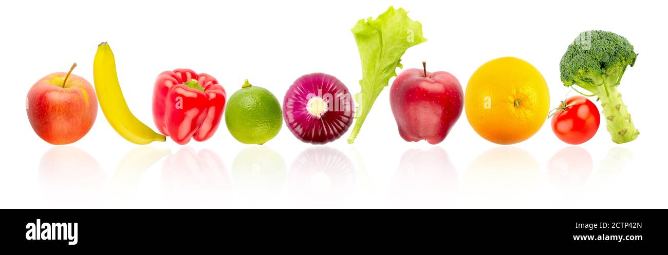 Fruits et légumes frais et mûrs en rangée avec réflexion isolée sur fond blanc. Banque D'Images