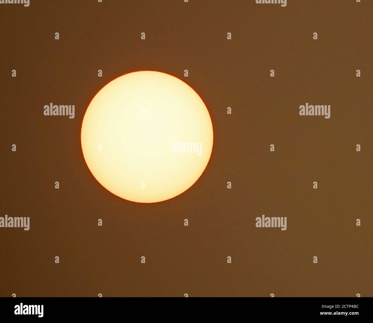 Le soleil, principalement bloqué par la fumée des feux de forêt massifs qui brûlent dans la chaîne de Cascade dans le Nord-Ouest du Pacifique. Cette image a été prise en Oregon i. Banque D'Images