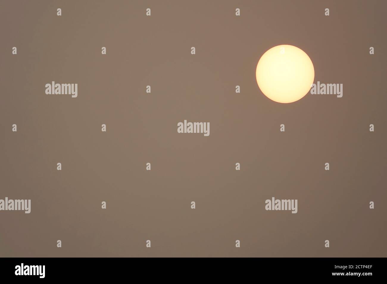 Le soleil, principalement bloqué par la fumée des feux de forêt massifs qui brûlent dans la chaîne de Cascade dans le Nord-Ouest du Pacifique. Cette image a été prise en Oregon i. Banque D'Images