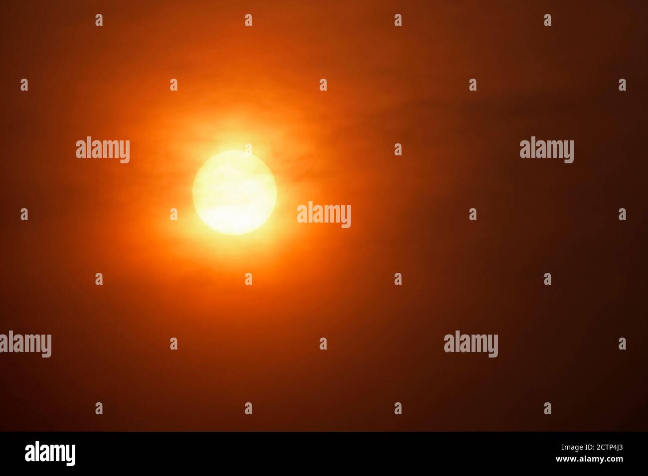 Le soleil, principalement bloqué par la fumée des feux de forêt massifs qui brûlent dans la chaîne de Cascade dans le Nord-Ouest du Pacifique. Cette image a été prise en Oregon i. Banque D'Images