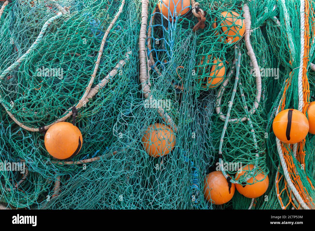 Filets de pêche avec bouées orange et cordes attachées Banque D'Images