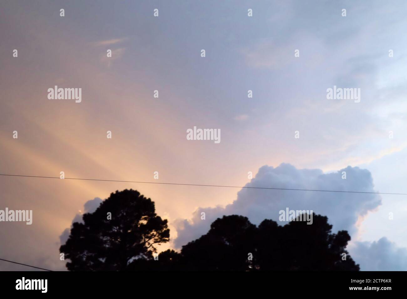 les rayons du soleil viennent de derrière les nuages Banque D'Images