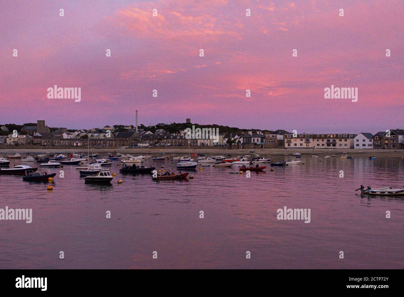 Ciel rose sur des bateaux amarrés de Town Beach, Hugh Town, St Mary's, Isles of Scilly Banque D'Images