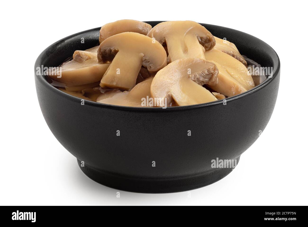 Champignons de Paris tranchés en conserve dans un bol en céramique noire isolé sur blanc. Banque D'Images
