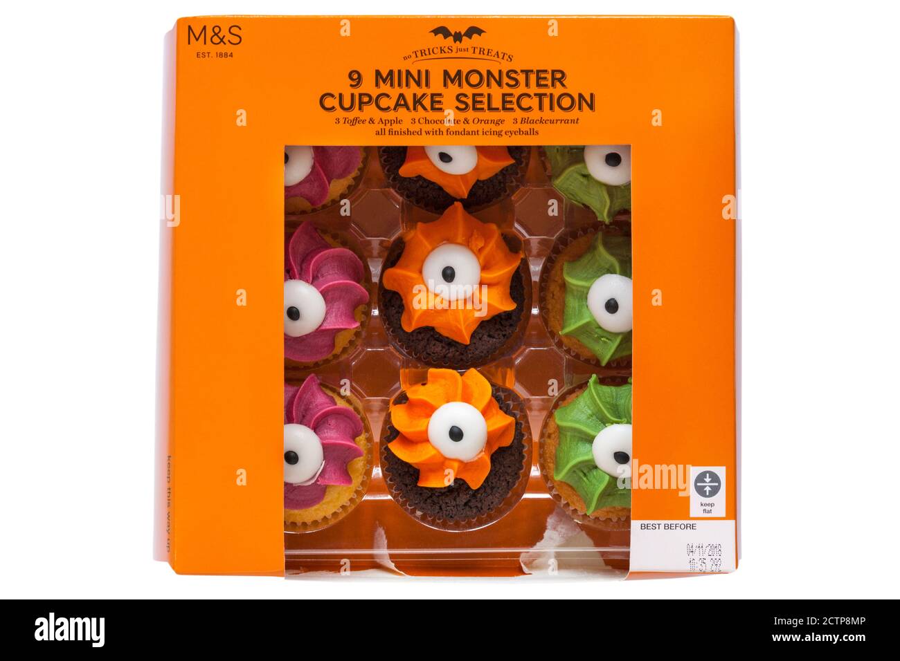 Boîte de sélection de mini-gâteau monstre M&S - mini-monstre Gâteaux de cupcake finis avec fondant glace oeil-de-boule pour Halloween isolé sur fond blanc Banque D'Images