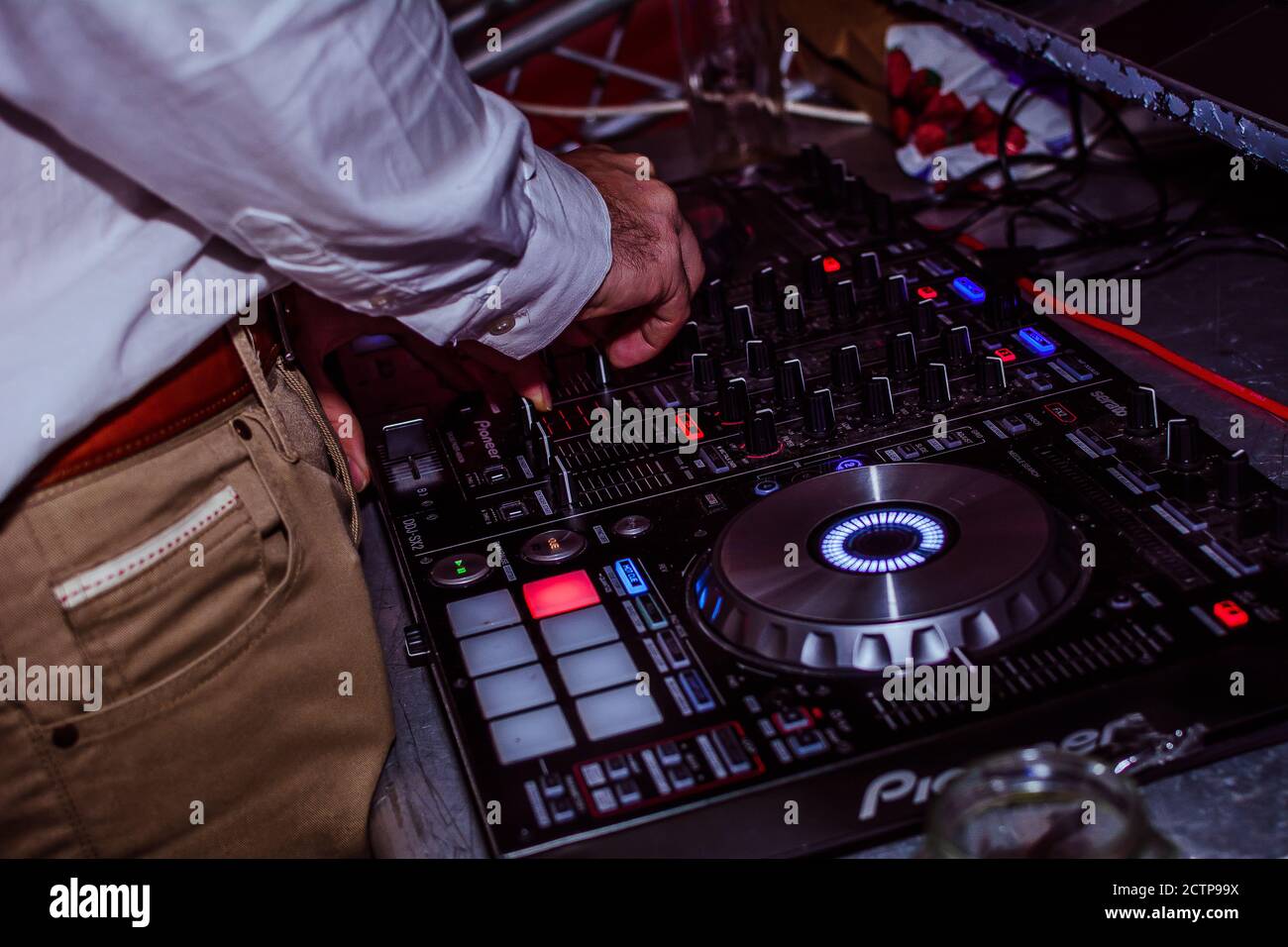 Un DJ se mêlant sur un pont pionnier Banque D'Images