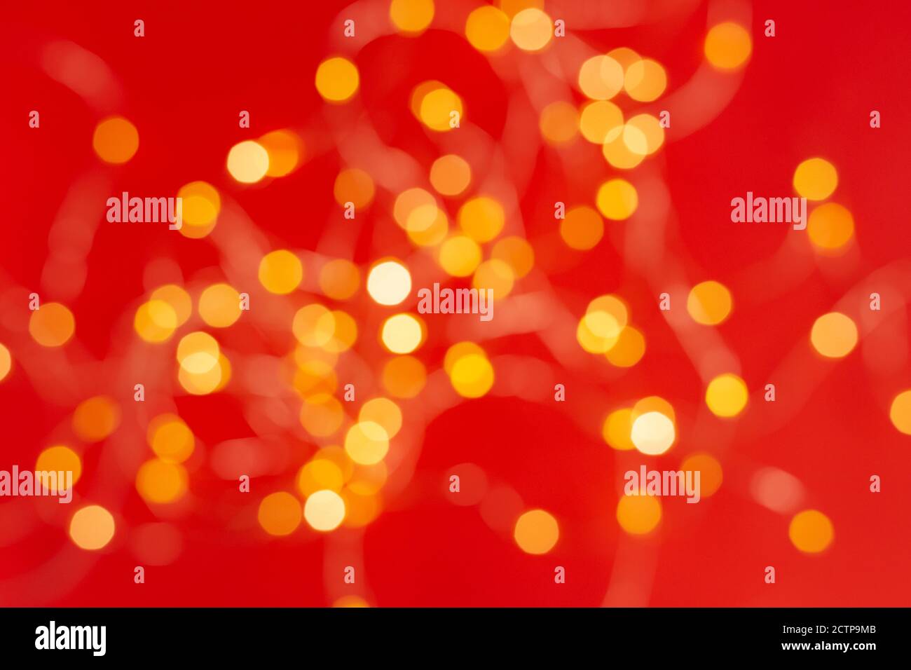 Arrière-plan de Noël avec bokeh festif sur fond rouge. Produits prêts à l'installation. Flou et bokeh. lumières de flou des fêtes. Espace de copie. Espace Banque D'Images