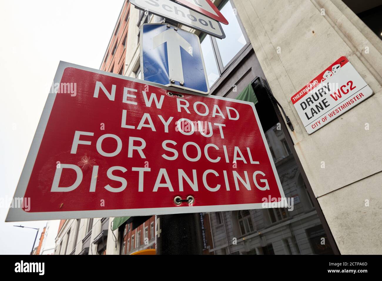 Londres, Royaume-Uni. - 21 sept 2020: Un panneau de rue dans Drury Lane avertit les conducteurs de nouvelles mesures de disposition pour aider à distancer social dans le sillage de la pandémie du coronavirus. Banque D'Images