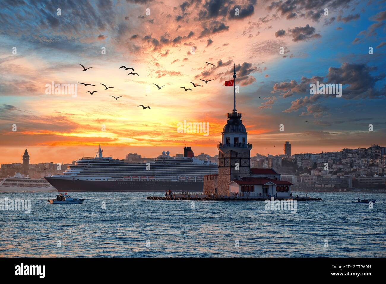 Tour de Leander, symbole d'Istanbul, Turquie. Toile de fond de voyage pittoresque et bateau de croisière pour papier peint ou livre de guide Banque D'Images