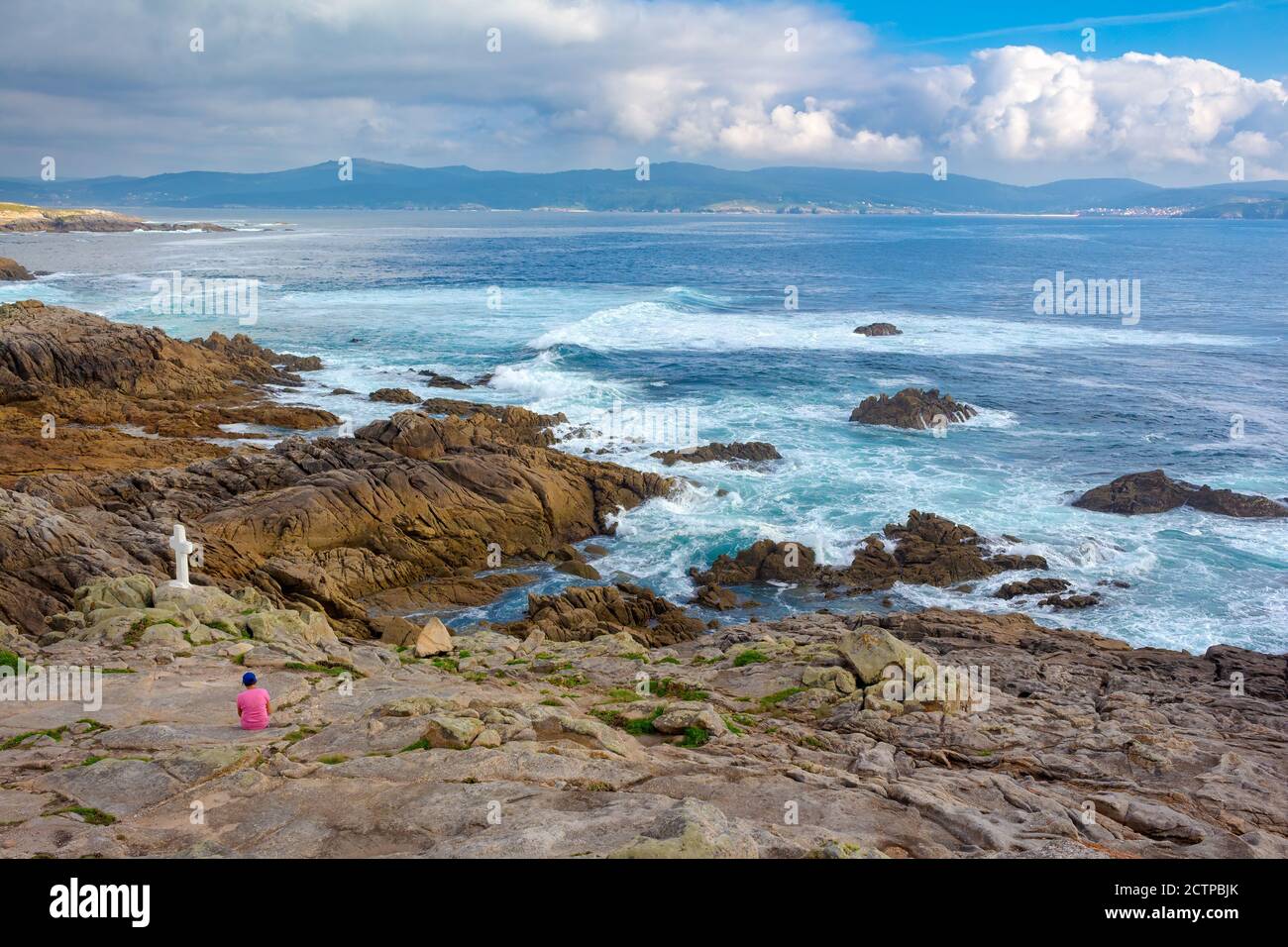 Vue panoramique de la Côte de la mort, où elle est pleine de croix en mémoire des cueilleurs de la barre qui ont perdu la vie à cet endroit. Banque D'Images