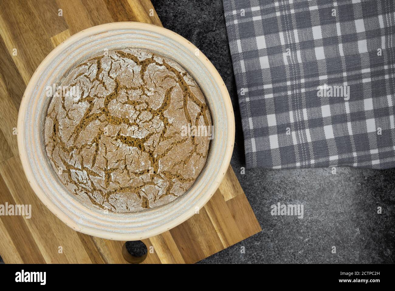 vue ci-dessus de l'épreuve du pain de levain de seigle pur dans le banneton sur le comptoir de la cuisine Banque D'Images