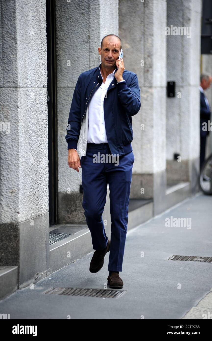 Milan, Massimiliano Allegri dans le centre Massimiliano 'Max' Allegri ancien entraîneur de Juventus, en ces jours au centre du marché des entraîneurs, et des rumeurs lui donnent près du transfert à la barre de Rome. Ici, il profite d'un moment de détente, se baladant dans les rues du quadrilatère, presque toujours en parlant sur son téléphone cellulaire, puis décide d'entrer dans le nouveau magasin « Lenovo » à Corso Matteotti, et va à l'étage. Banque D'Images