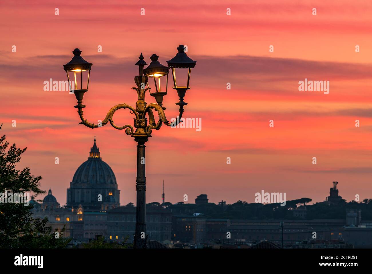 Vue sur la basilique Saint-Pierre au coucher du soleil depuis la terrasse Pincio, Rome, Lazio, Italie Banque D'Images