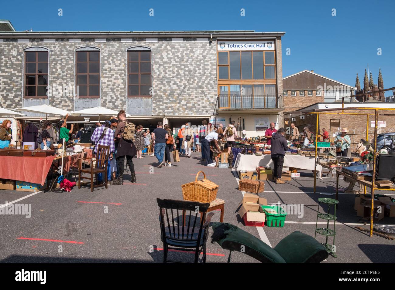 Le marché en plein air au Guildhall, dans la ville historique de Totnes, dans le sud de Hams, Devon, Royaume-Uni Banque D'Images