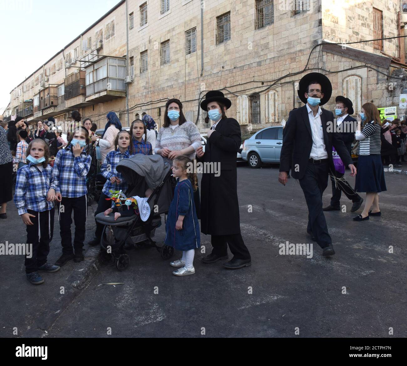 Jérusalem, Israël. 24 septembre 2020. Les Juifs ultra-orthodoxes portent des masques à MEA Shearim, à Jérusalem, le jeudi 24 septembre 2020. Israël est sur le point de resserrer son second verrouillage de COVID-19 alors que les infections virales continuent à monter en flèche. Photo par Debbie Hill/UPI crédit: UPI/Alay Live News Banque D'Images