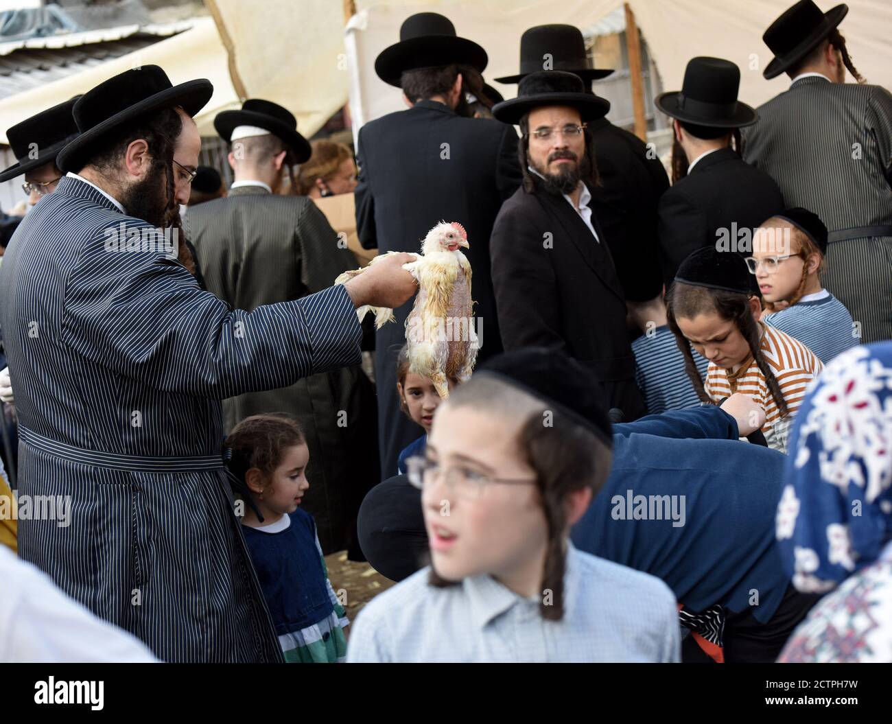 Jérusalem, Israël. 24 septembre 2020. Un juif ultra-orthodoxe prie pour castiquer ses péchés sur un poulet, tout en exécutant le rituel de Kaparot, devant Yom Kippur à MEA Shearim à Jérusalem, le jeudi 24 septembre 2020. Yom Kippur est le jour le plus sacré du calendrier juif et commence au crépuscule le 27 septembre. Israël est sur le point de resserrer son second verrouillage de COVID-19 alors que les infections virales continuent à monter en flèche. Photo par Debbie Hill/UPI crédit: UPI/Alay Live News Banque D'Images