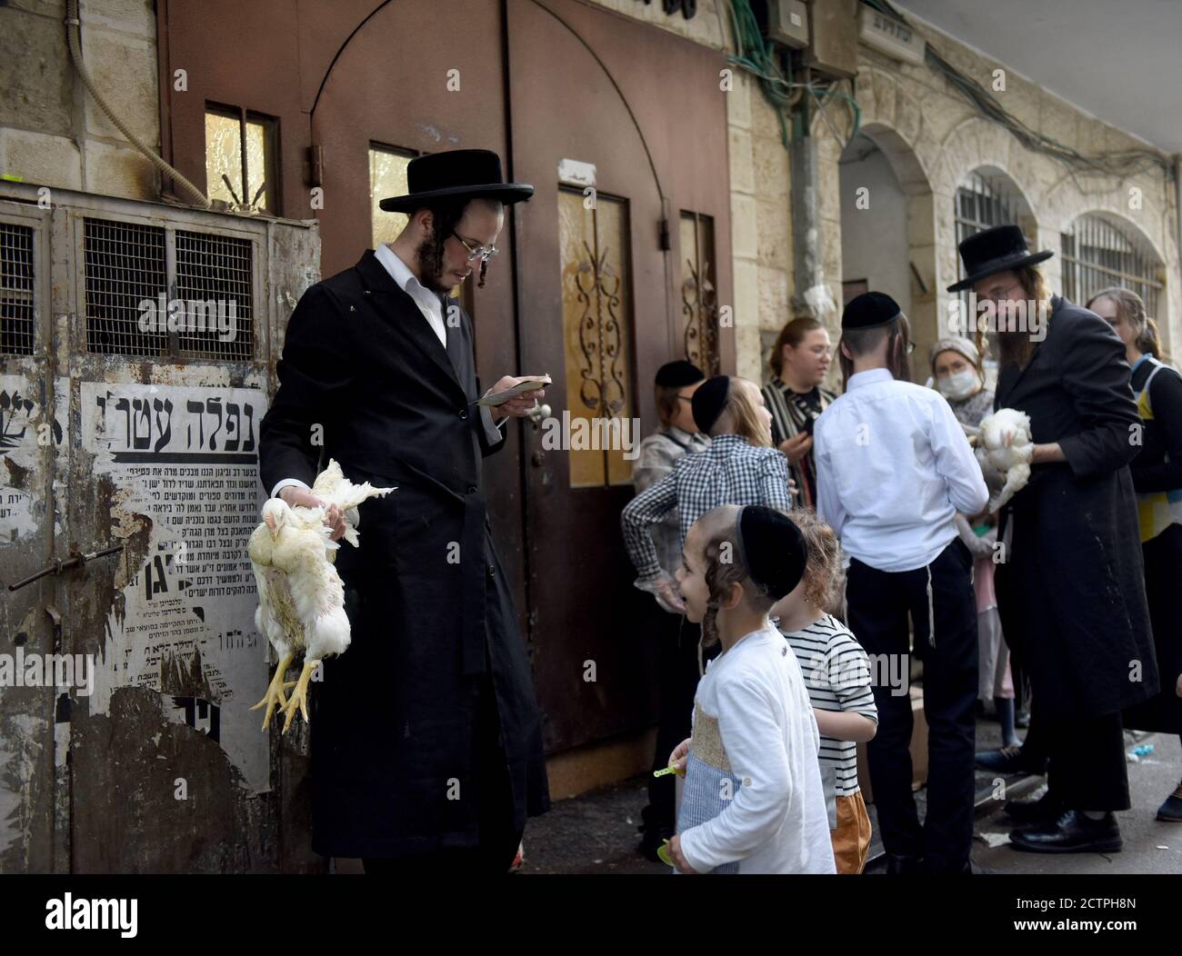 Jérusalem, Israël. 24 septembre 2020. Un juif ultra-orthodoxe prie pour castiquer ses péchés sur un poulet, tout en exécutant le rituel de Kaparot, devant Yom Kippur à MEA Shearim à Jérusalem, le jeudi 24 septembre 2020. Yom Kippur est le jour le plus sacré du calendrier juif et commence au crépuscule le 27 septembre. Israël est sur le point de resserrer son second verrouillage de COVID-19 alors que les infections virales continuent à monter en flèche. Photo par Debbie Hill/UPI crédit: UPI/Alay Live News Banque D'Images