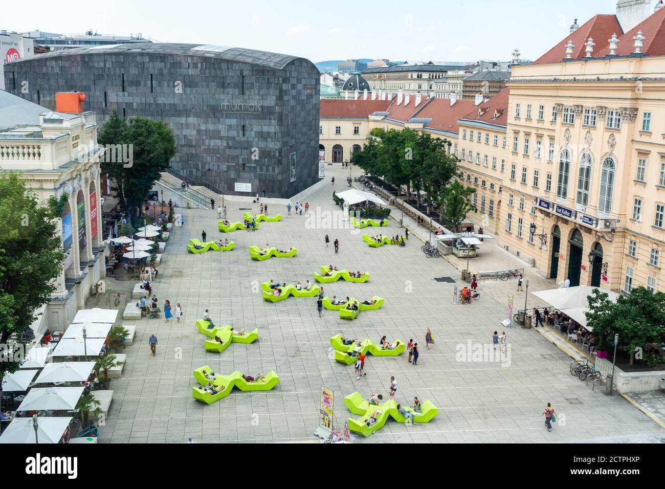 Vienne, Autriche – 3 juin 2017. Vue sur Museumsplatz dans le Museumsquartier de Vienne, vers MUMOK et Hofstallungen Complex, avec les gens. Banque D'Images