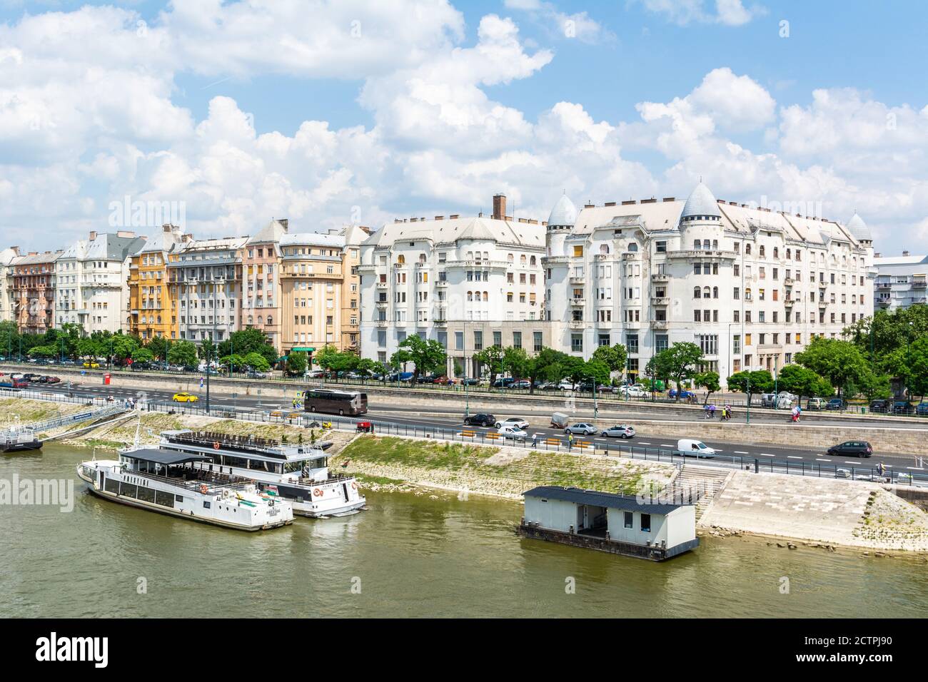Budapest, Hongrie – 6 juin 2017. Vue sur la rue sur l'avenue Carl Lutz, à Budapest, avec bateaux de croisière, bâtiments résidentiels et personnes. Banque D'Images