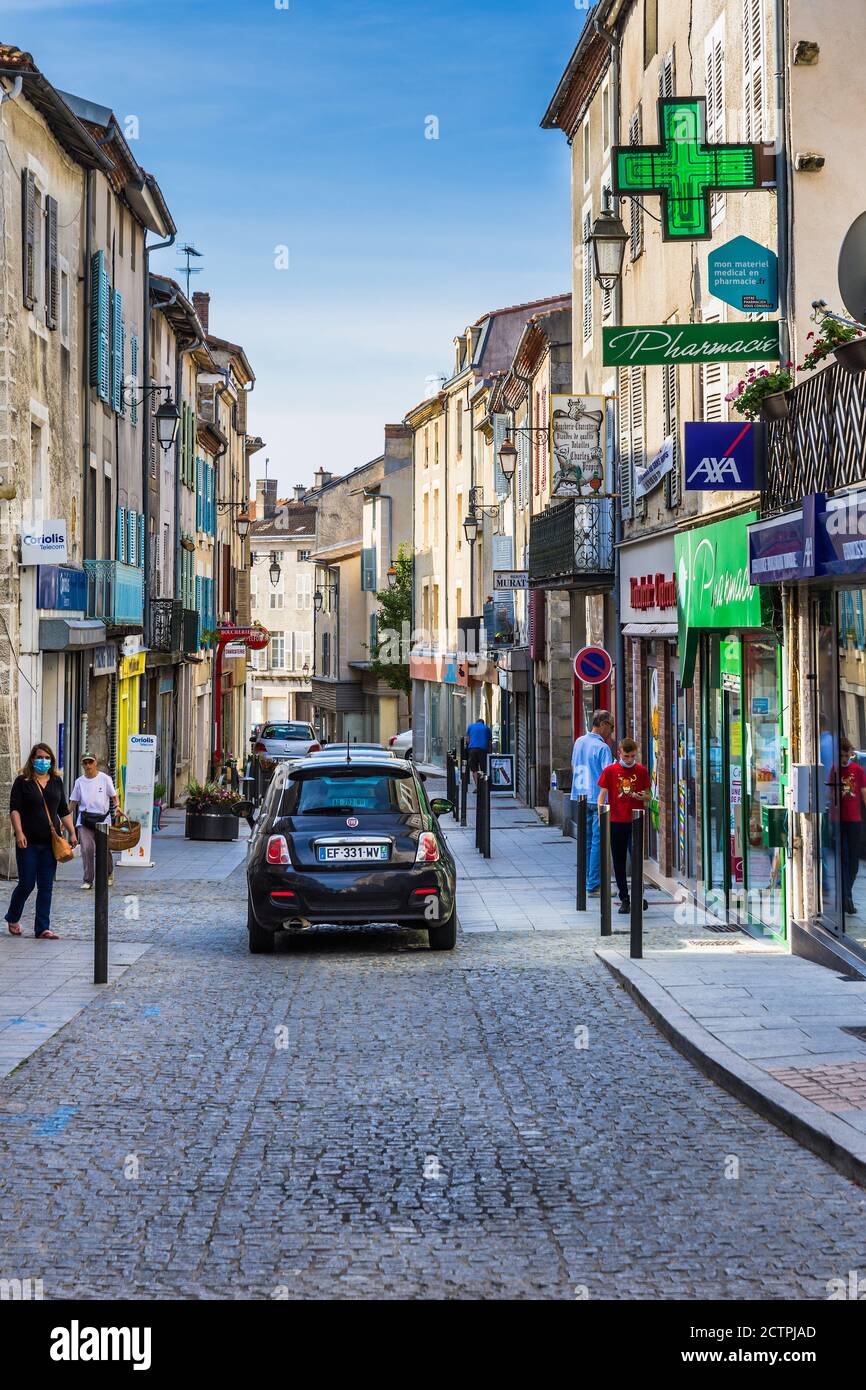 Trafic rue du Coq, Bellac, haute-Vienne (87), France. Banque D'Images