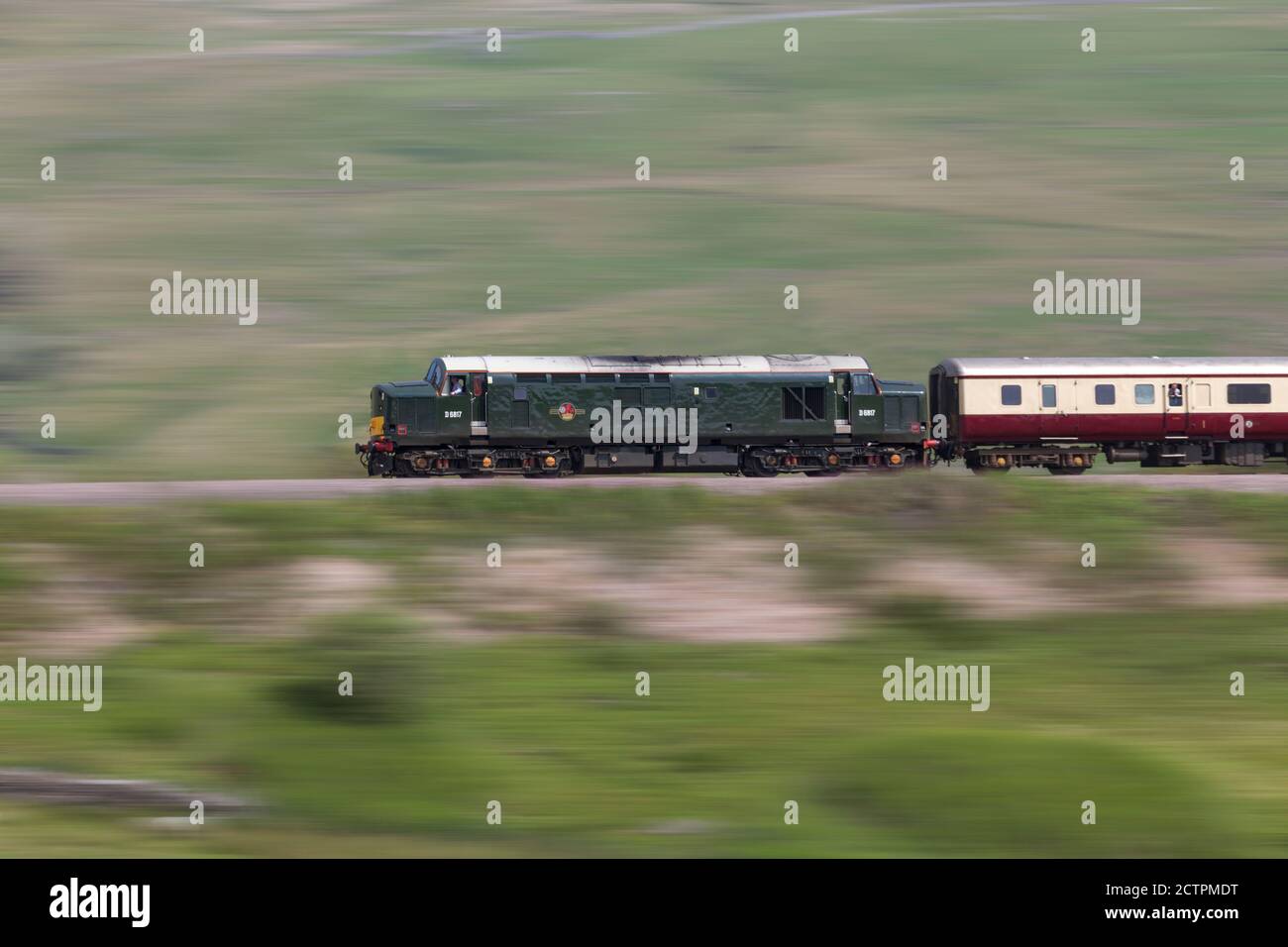 BR Green Class 37 locomotive 37521 transport de la « Stauycation Express » Prenez le train à grande vitesse sur la ligne de chemin de fer de Carlisle Banque D'Images