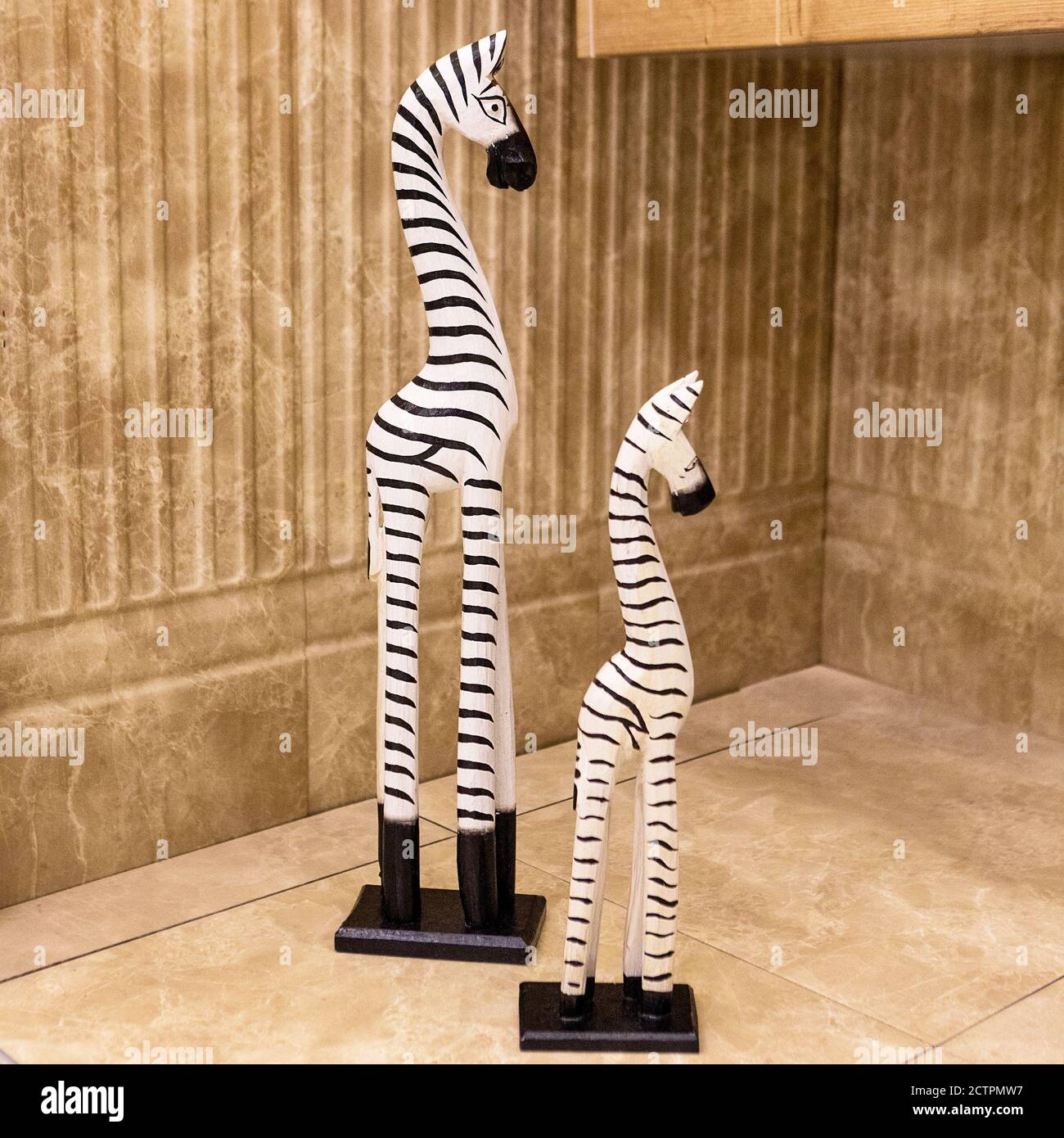 Sculpture de jouet girafe avec un fond isolé Banque D'Images