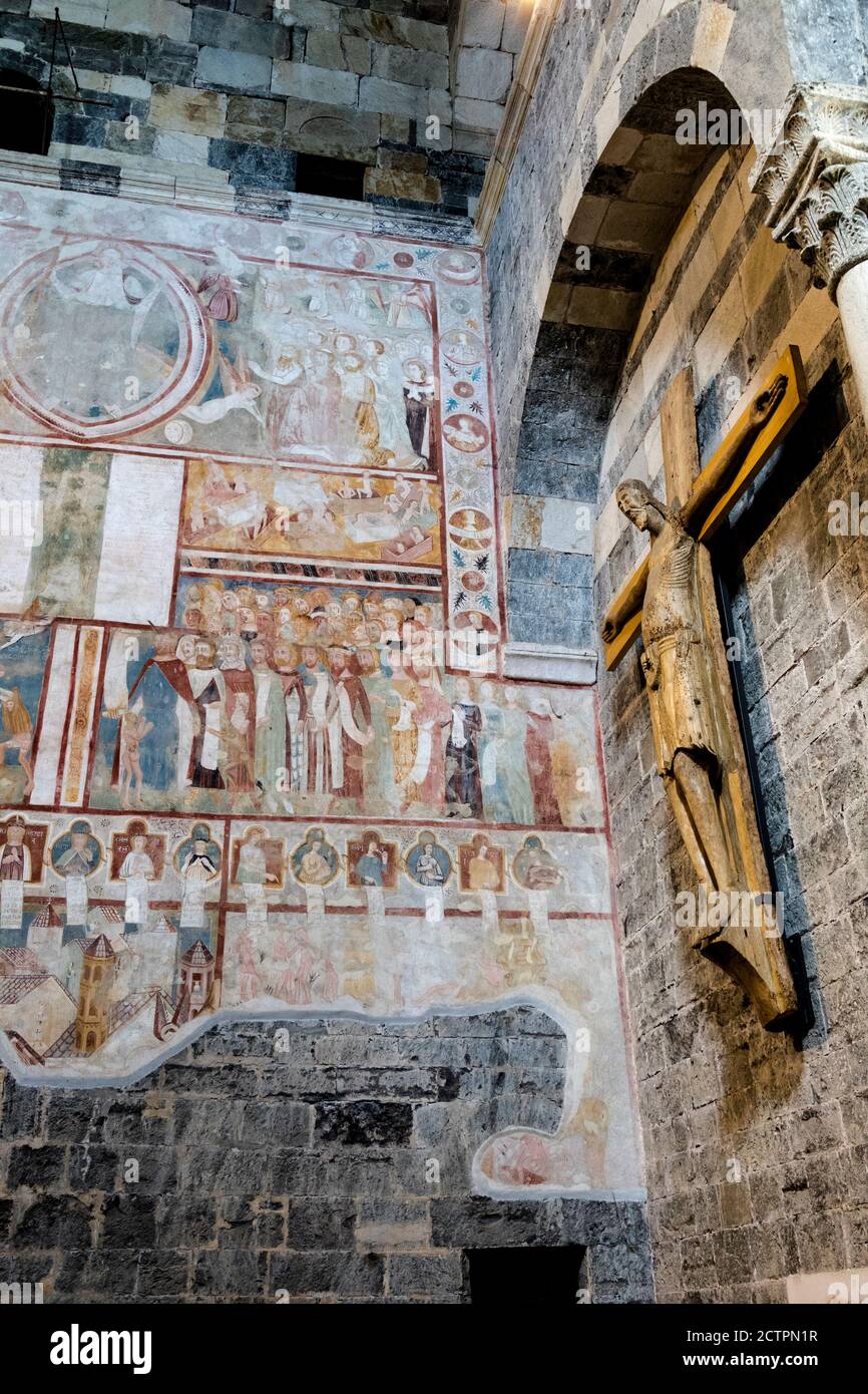 À l'intérieur de l'église de Santa Maria del Tiglio (Sainte Marie ou Lime). L'église date du XIIe siècle et est célèbre pour ses anciennes fresques. Banque D'Images