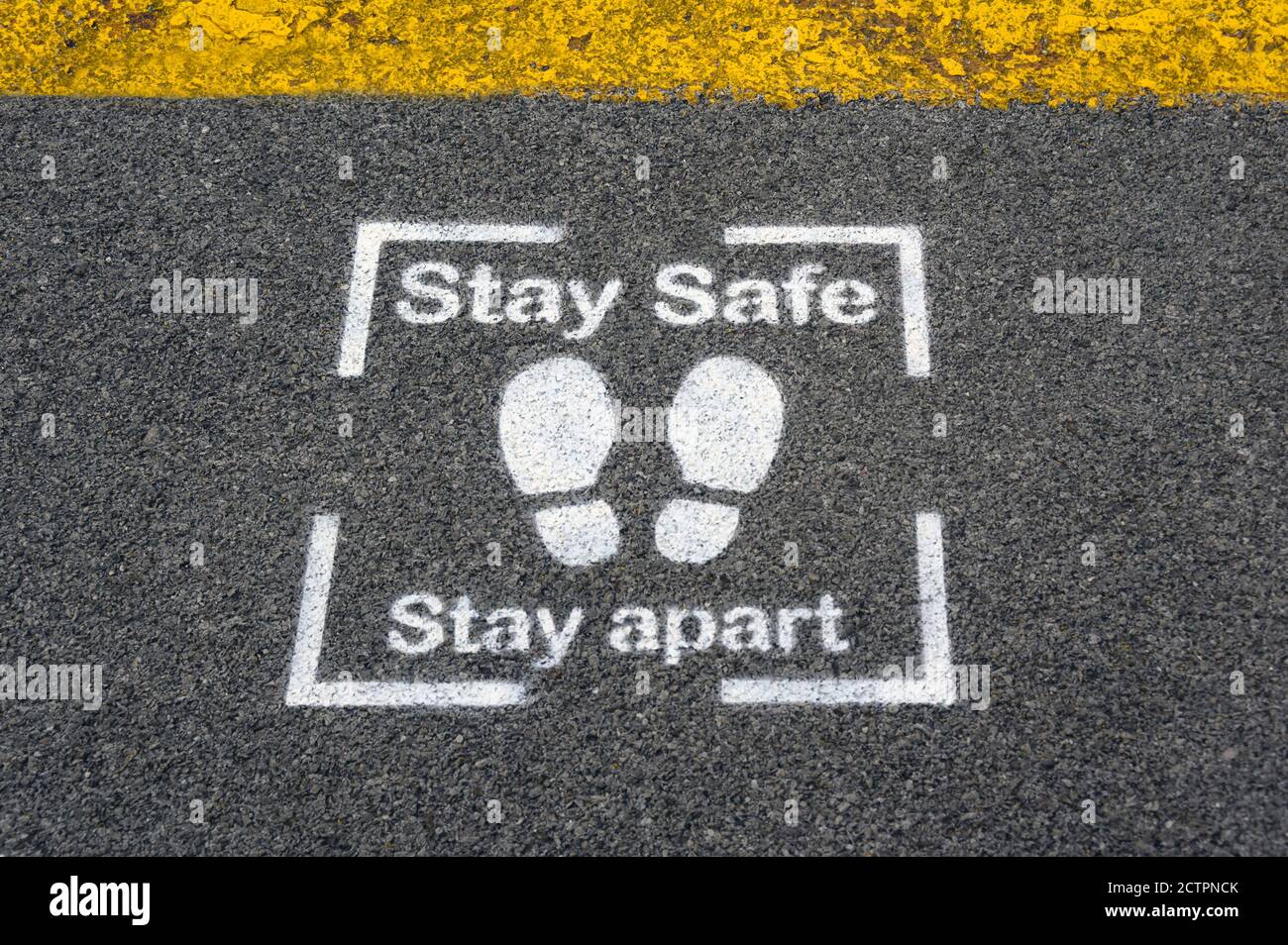 Avertissement sur la plate-forme de la station pendant la pandémie Covid-19 « Stay Safe Stay Apart ». Gare de Oxenholme Lake District, Cumbria, Angleterre. Banque D'Images