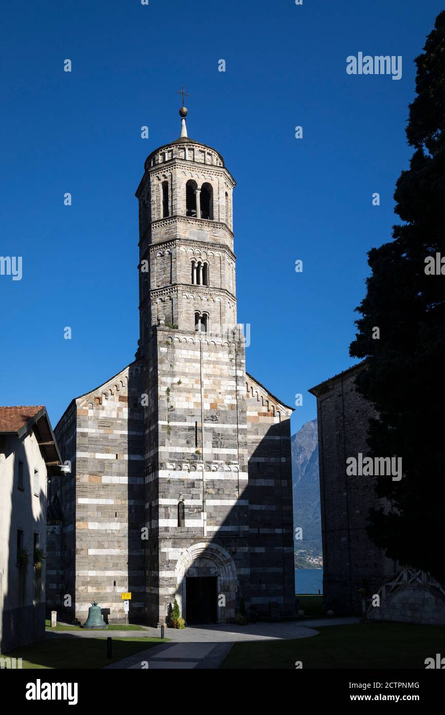 L'église de Santa Maria del Tiglio (Sainte Marie ou le Lime). L'église date du XIIe siècle et est célèbre pour ses anciennes fresques. Grave Banque D'Images