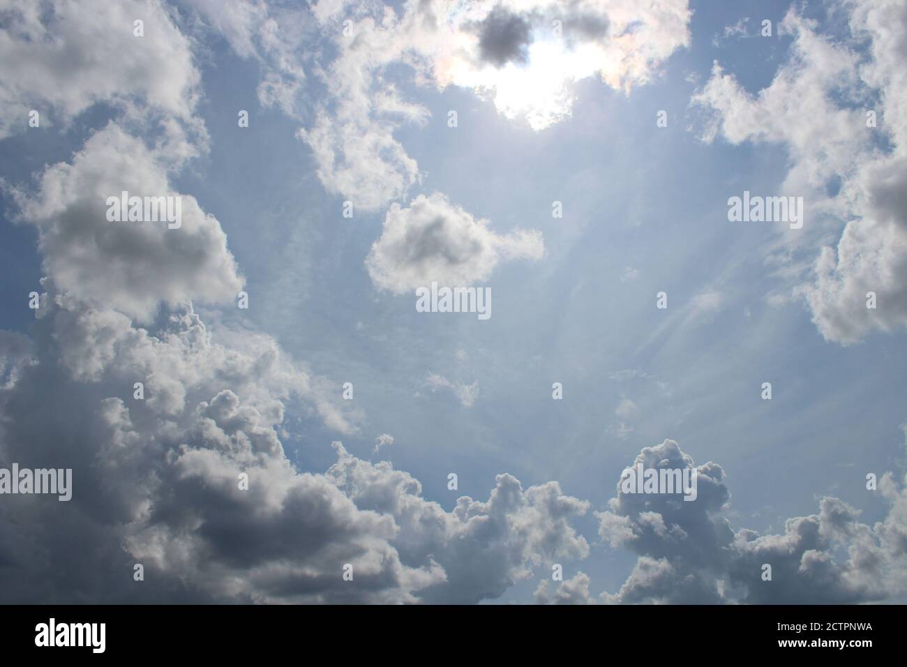 Belle forme de nuages dans le ciel Banque D'Images