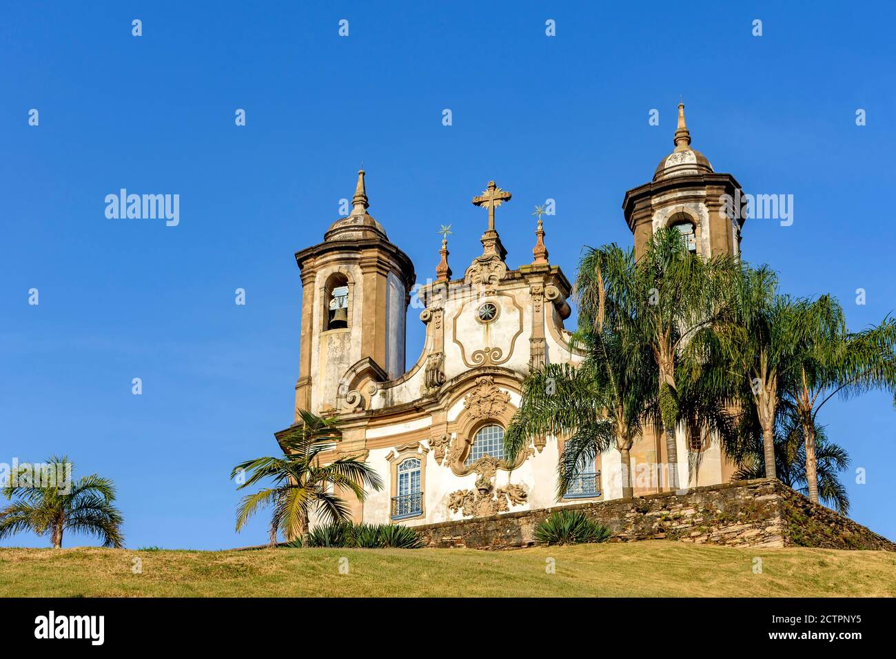 Ancienne église historique du XVIIIe siècle à l'architecture coloniale au sommet de la colline dans la ville d'Ouro Preto à Minas Gerais, Brésil avec tours et Banque D'Images