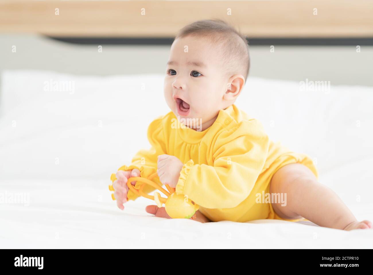 Mignon Nouveau Ne Thailandais Jouant Drole Dans Le Lit Petit Bebe En Couches Allonge Sur Son Ventre Sur Un Lit Blanc Avec Des Jouets Photo Stock Alamy